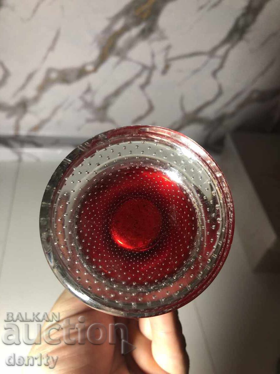 Аукцион шведска рубиненочервена стъклена ваза