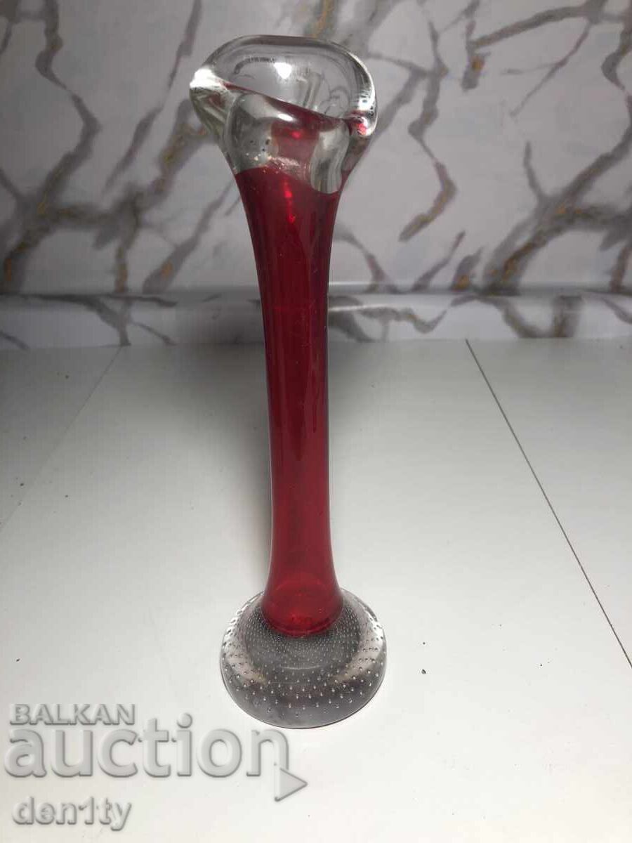шведска рубиненочервена стъклена ваза