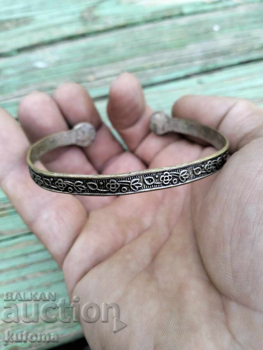 Доставка на Стара посребрена гривна с естествени камъни тигрово око