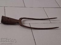 Стар кован двузъбец, вила, ковано желязо