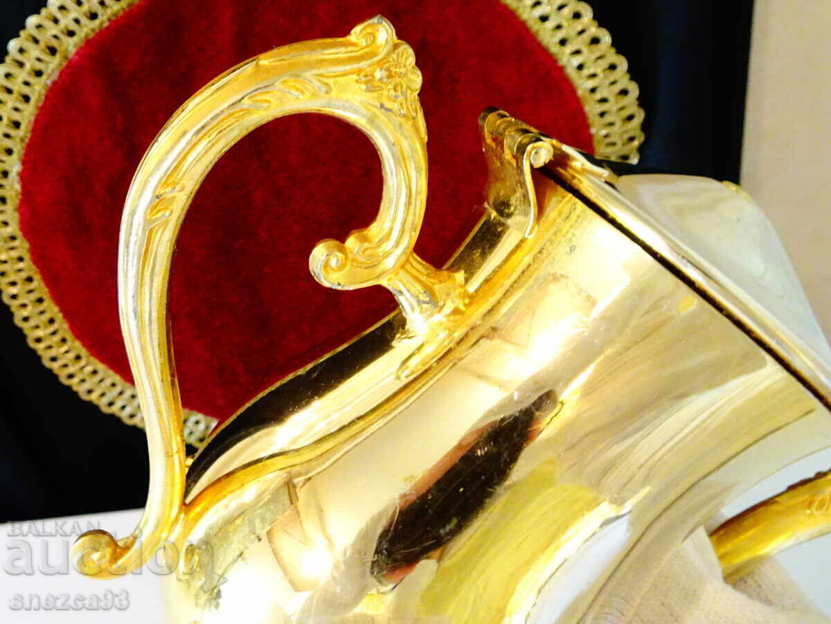 Доставка на Бронзова кана,дебела позлата,барок.