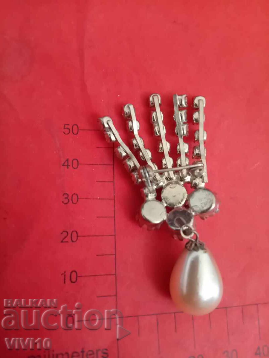 Αρχαία καρφίτσα με μαργαριτάρια και πέτρες με τιμή 20.00 BGN | € 10.23