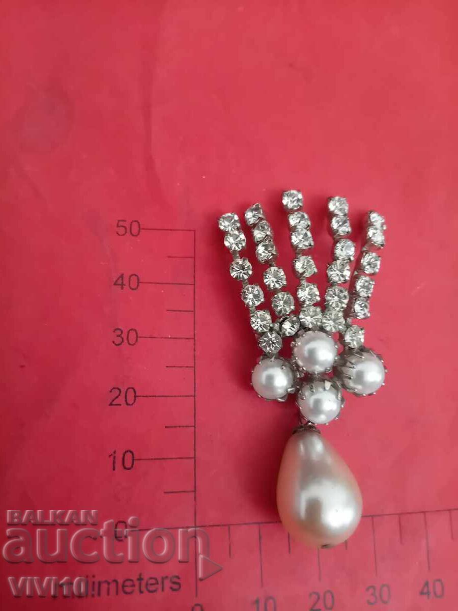 Αρχαία καρφίτσα με μαργαριτάρια και πέτρες