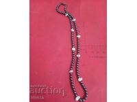 Αρχαίο κολιέ με αιματίτη