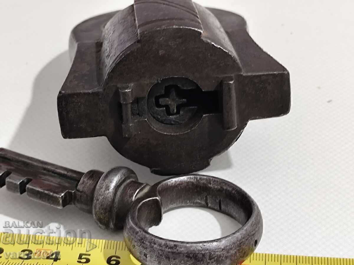 Огромен Царска Русия Античен Кован Катинар с цена 650.00 лв. | € 332.34 Огромен Царска Русия Античен Кован Катинар с цена 650.00 лв. | € 332.34