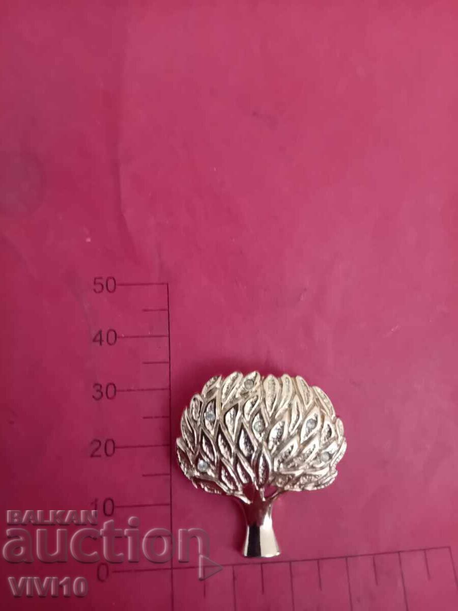 Старинна брошка с камъни