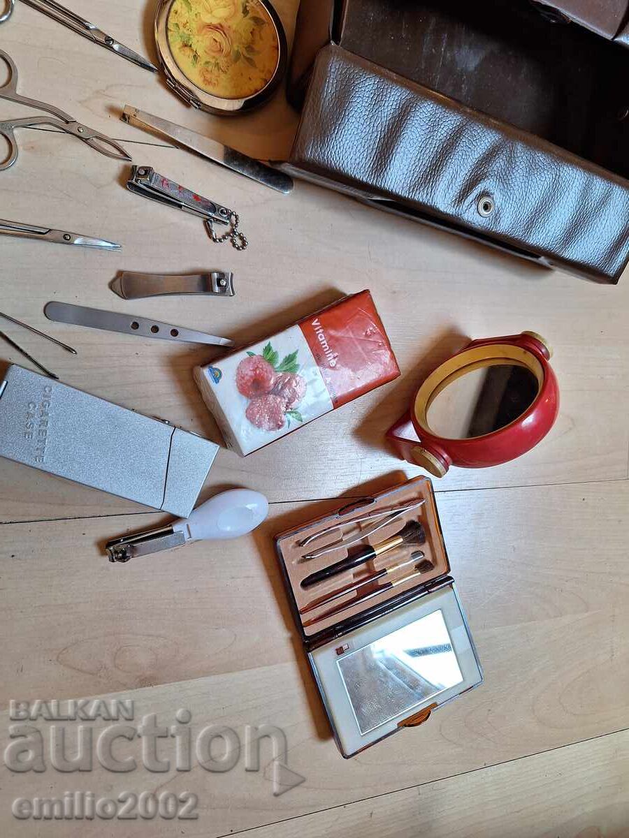 Geantă de damă cu accesorii retro soc cu preț 9.00 BGN | € 4.60