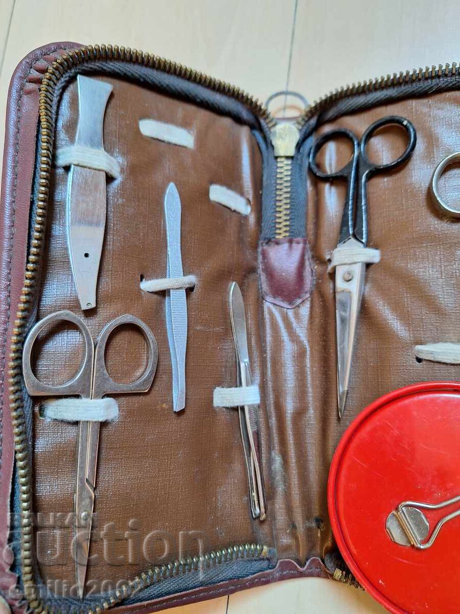 Δημοπρασία Γυναικείο νεσεσέρ με αξεσουάρ ρετρό σοσιαλιστικό Δημοπρασία Γυναικείο νεσεσέρ με αξεσουάρ ρετρό σοσιαλιστικό