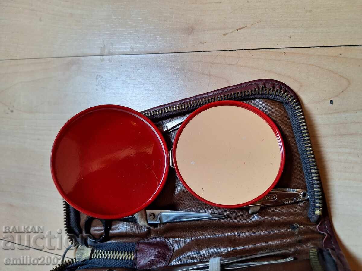 Παράδοση Γυναικείο νεσεσέρ με αξεσουάρ ρετρό σοσιαλιστικό Παράδοση Γυναικείο νεσεσέρ με αξεσουάρ ρετρό σοσιαλιστικό