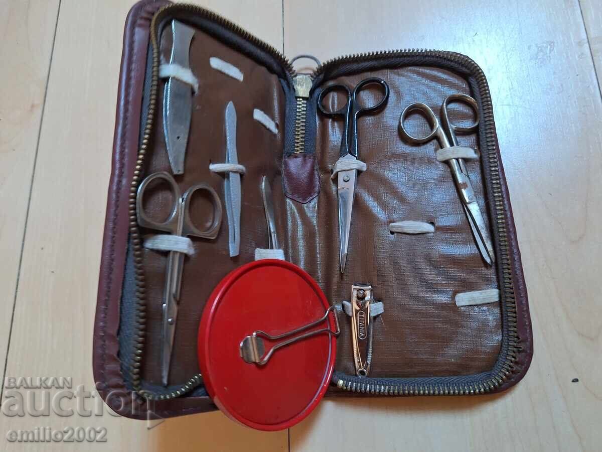 Γυναικείο νεσεσέρ με αξεσουάρ ρετρό σοσιαλιστικό Γυναικείο νεσεσέρ με αξεσουάρ ρετρό σοσιαλιστικό