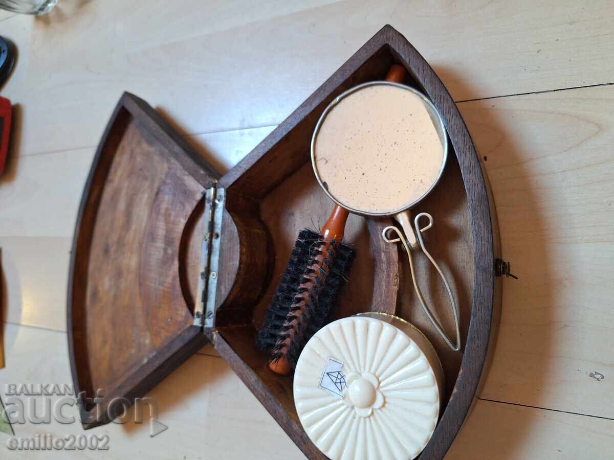 Γυναικεία κασετίνα με αξεσουάρ ρετρό σοσιαλισμού με τιμή 9.00 BGN | € 4.60