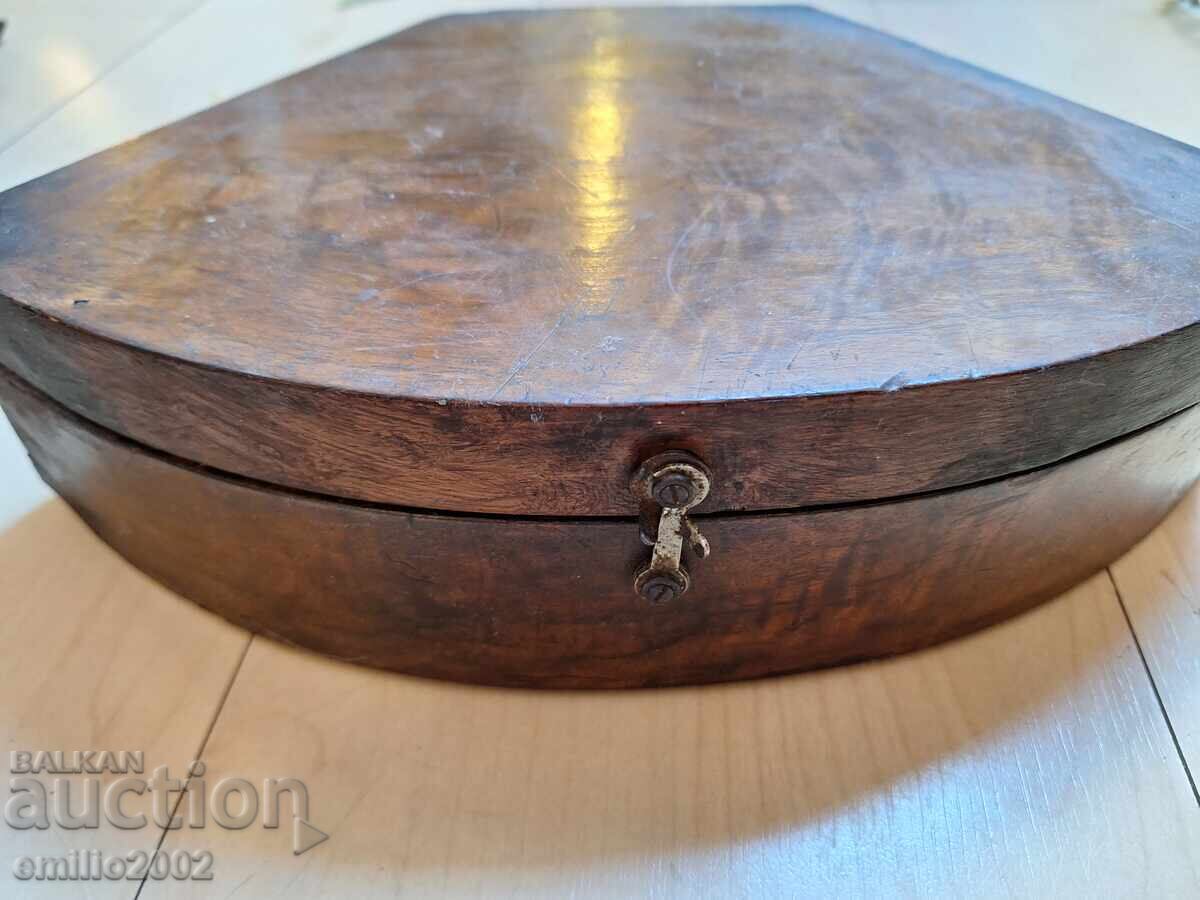 Παράδοση Γυναικεία κασετίνα με αξεσουάρ ρετρό σοσιαλισμού