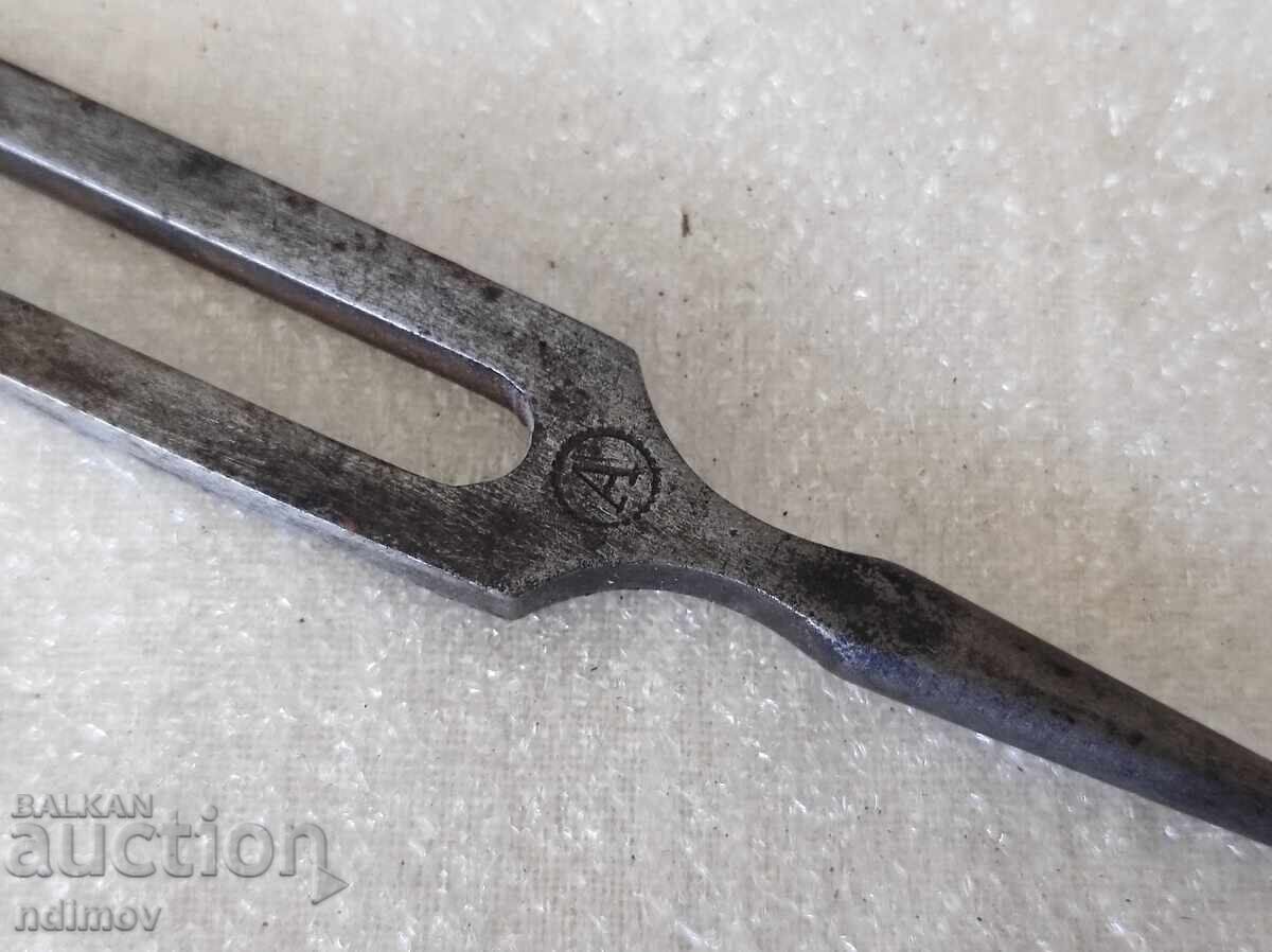 Много стар камертон с цена 5.00 лв. | € 2.56 Много стар камертон с цена 5.00 лв. | € 2.56