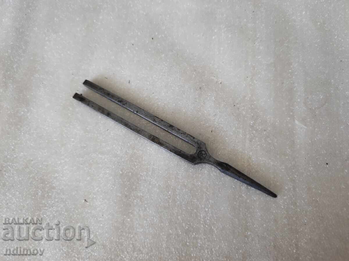 Аукцион Много стар камертон Аукцион Много стар камертон