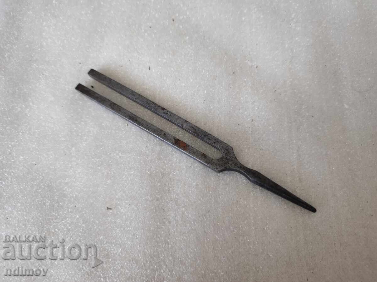 Доставка на Много стар камертон Доставка на Много стар камертон