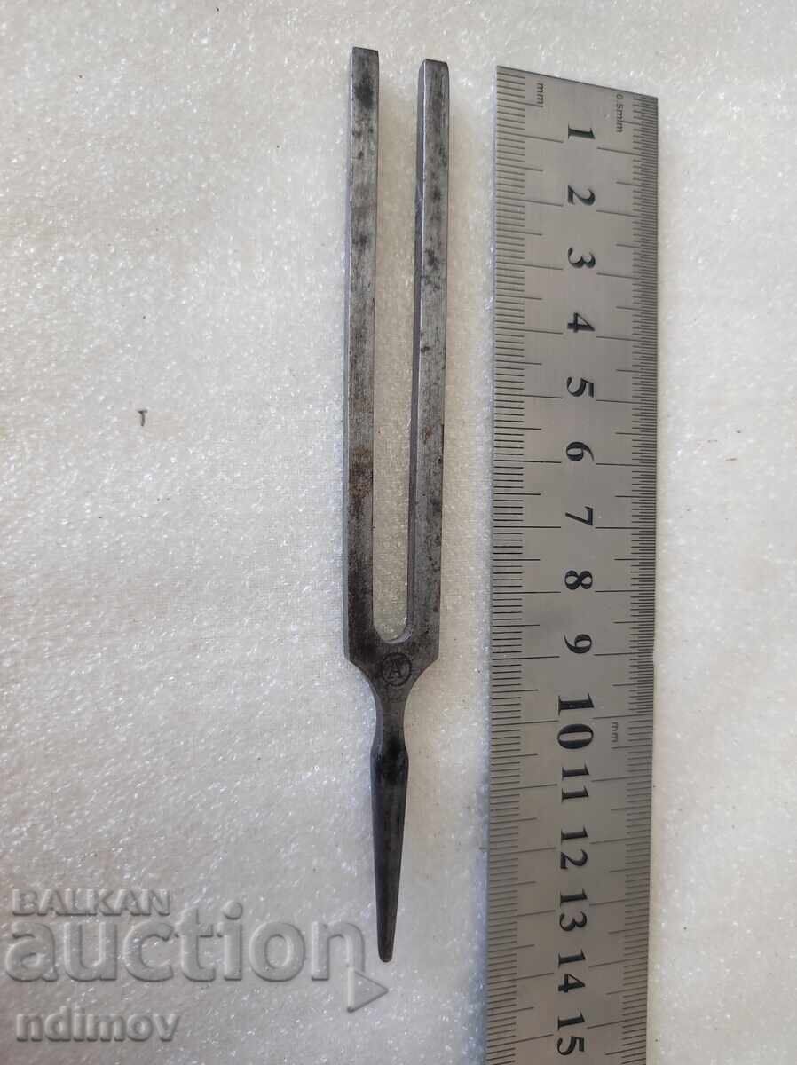 Много стар камертон Много стар камертон