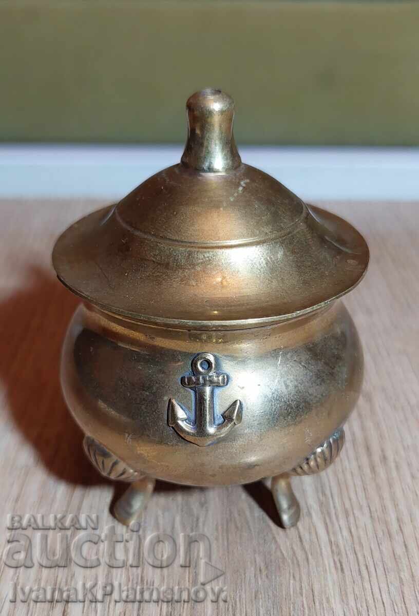 Delivery of Brass jugs, two pieces, for connoisseurs