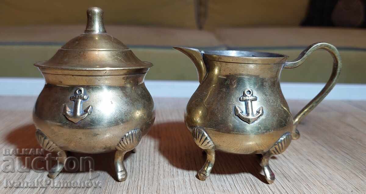 Brass jugs, two pieces, for connoisseurs