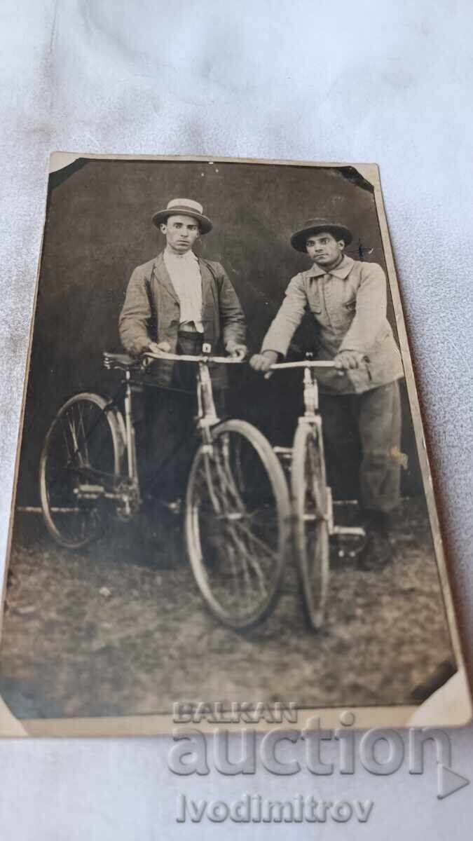 Снимка Двама мъже с ретро велосипеди