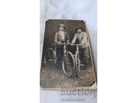 Снимка Двама мъже с ретро велосипеди