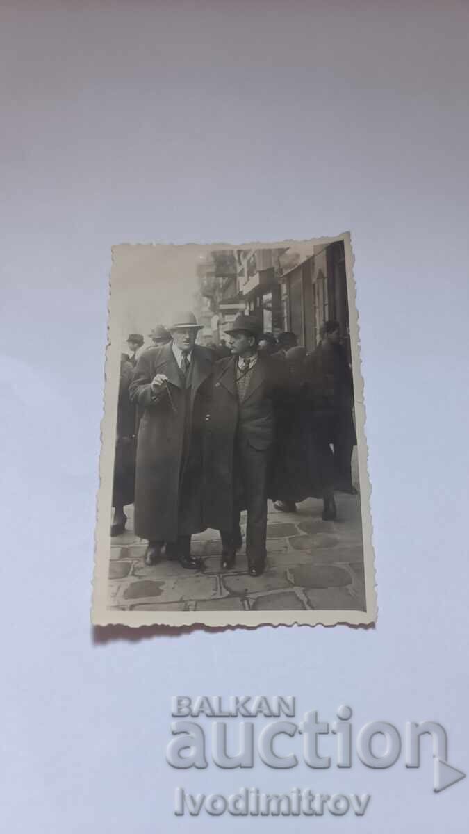 Foto Sofia Doi bărbați pe trotuar