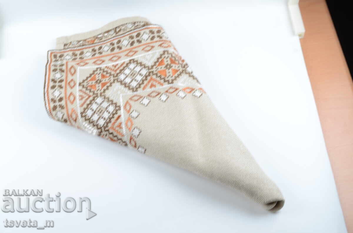 Ръчно бродирано каре с български народни шевици с цена 25.00 лв. | € 12.78