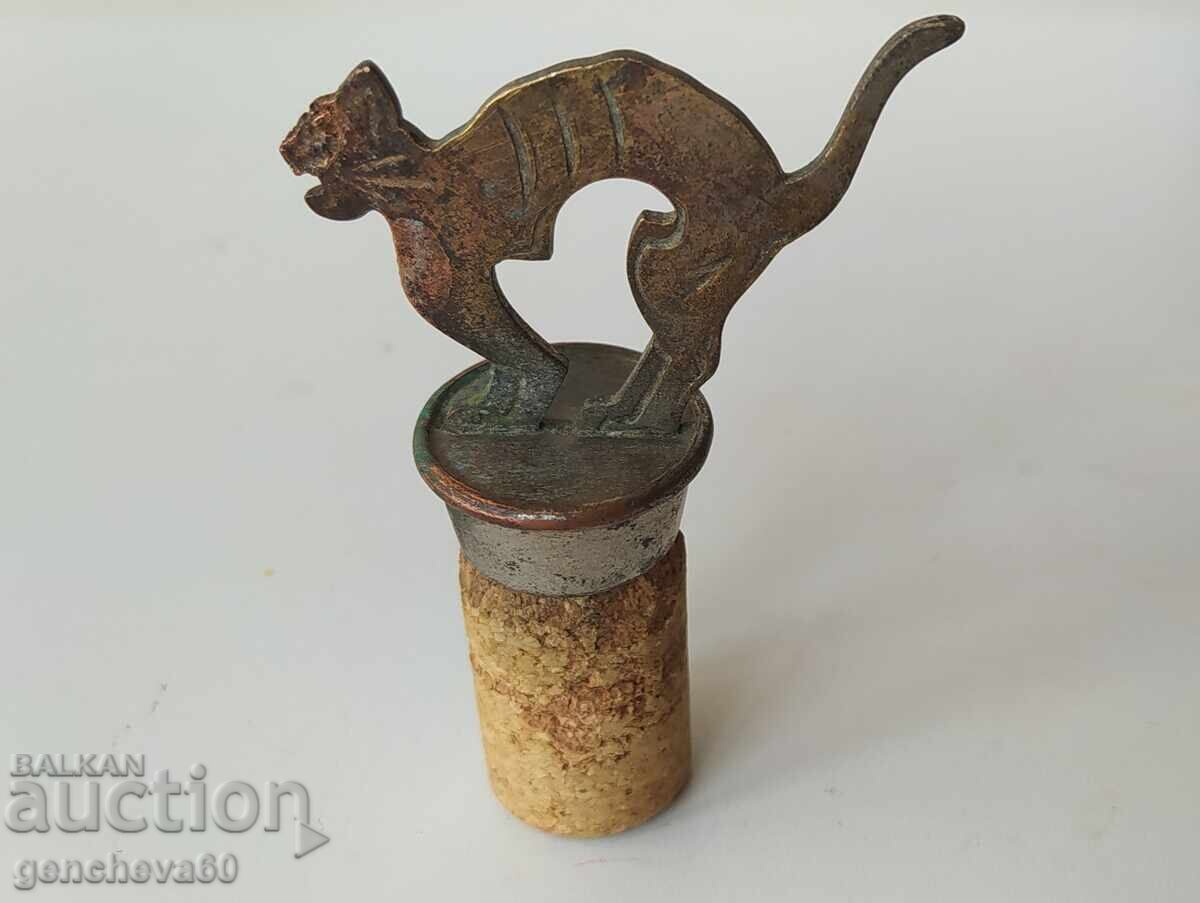 Αρχαία μπρούτζινη παπουτσοφόρα, ανοιχτήρι και βάζο με τιμή 50.00 BGN | € 25.56