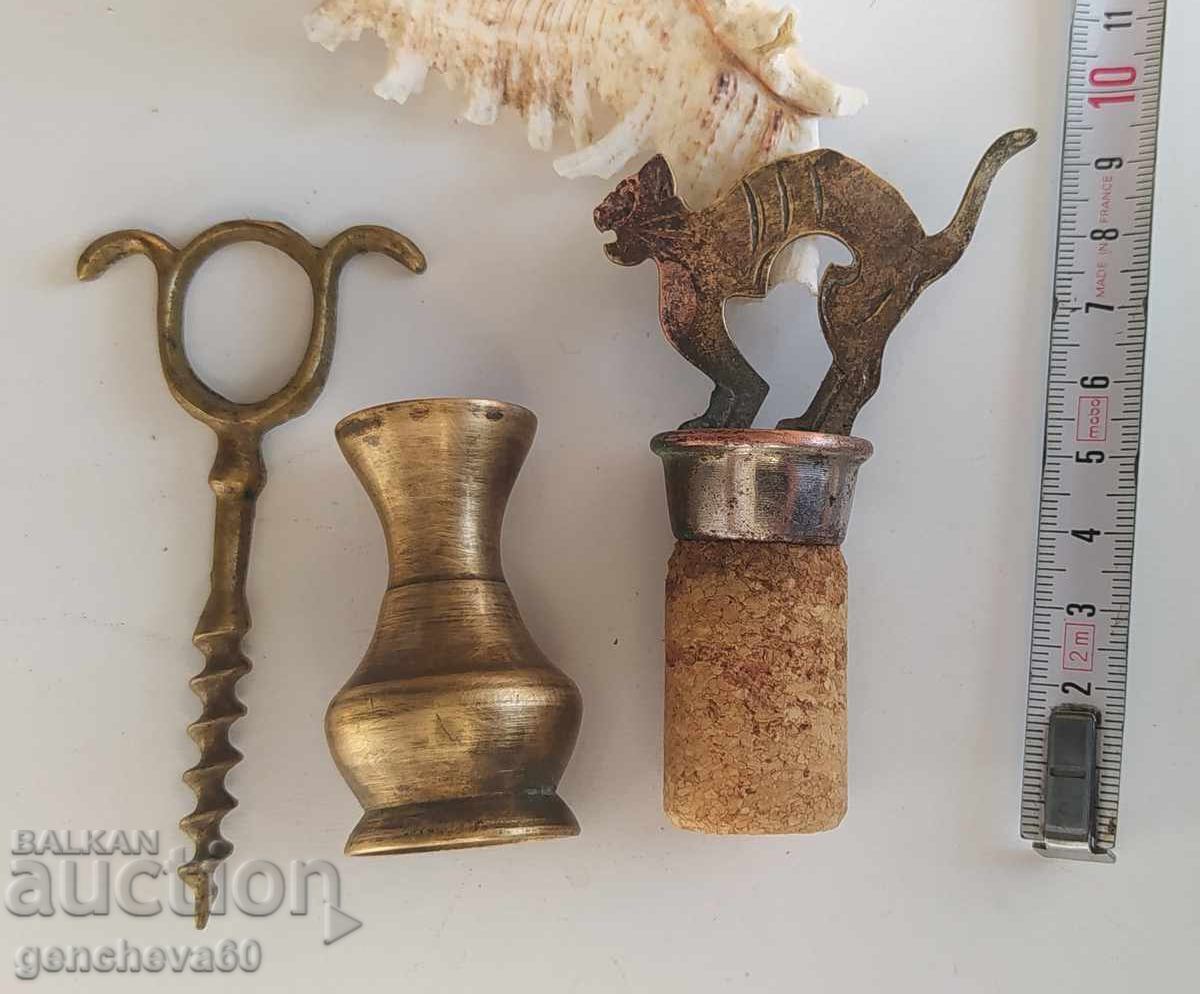Livrarea Dop de bronz antic, deschizător de sticle și vază