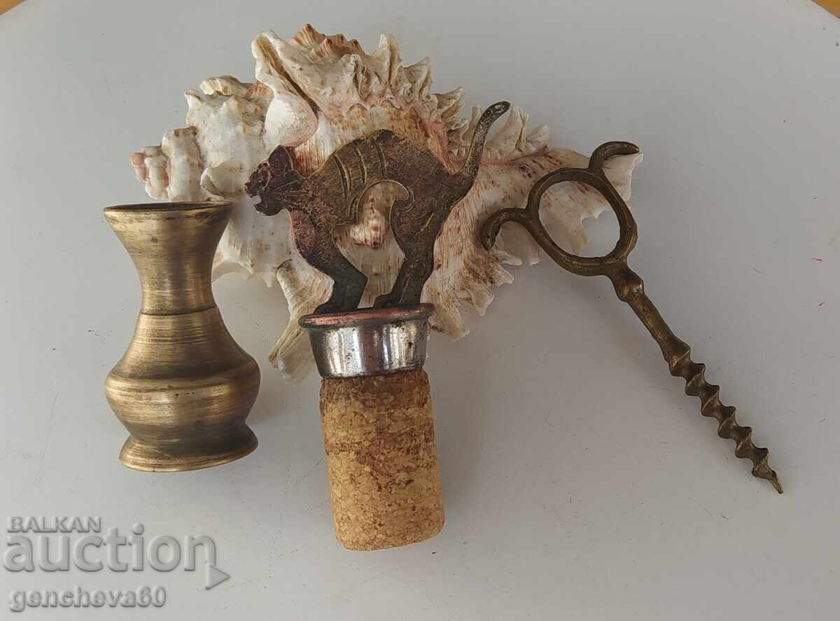 Dop de bronz antic, deschizător de sticle și vază - 5