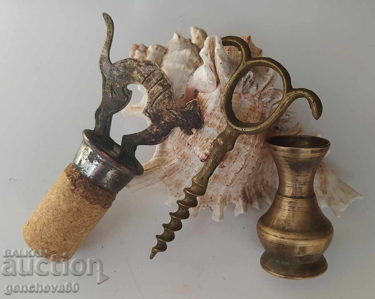 Dop de bronz antic, deschizător de sticle și vază - 6
