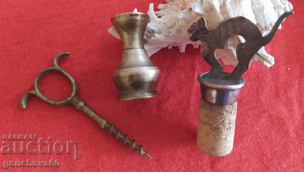 Dop de bronz antic, deschizător de sticle și vază - 7