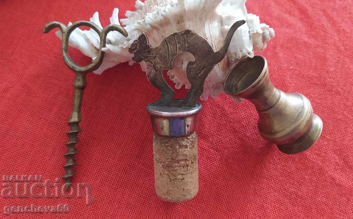 Dop de bronz antic, deschizător de sticle și vază