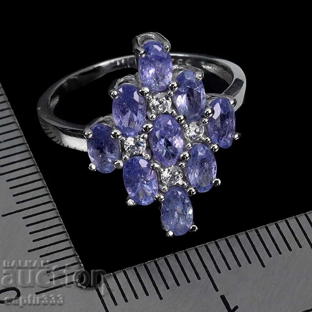 Auction  LUXURIOUS ELEGANT RING WITH NATURAL TANZANITES