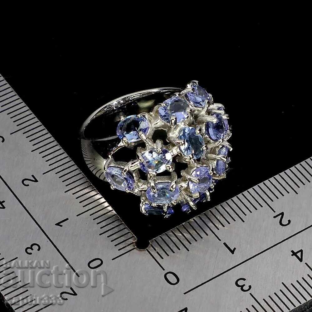 Auction  LUXURIOUS ELEGANT RING WITH NATURAL TANZANITES