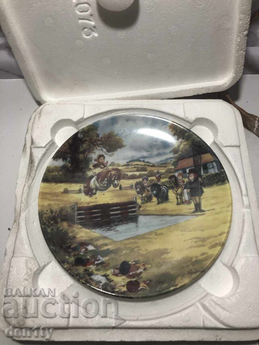 Декоративна чиния Royal Worcester с понита / кон