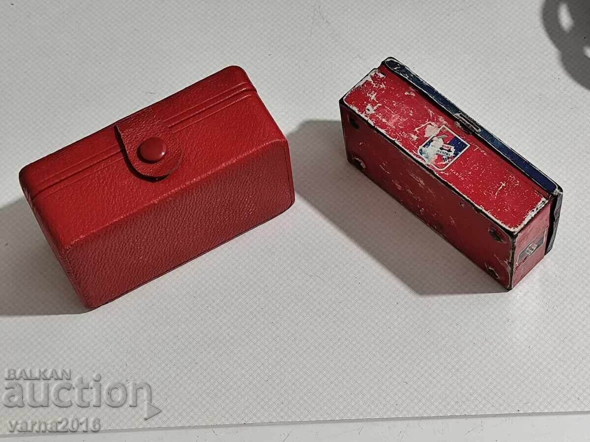 Auction Lot of Two Vintage Razors Auction Lot of Two Vintage Razors