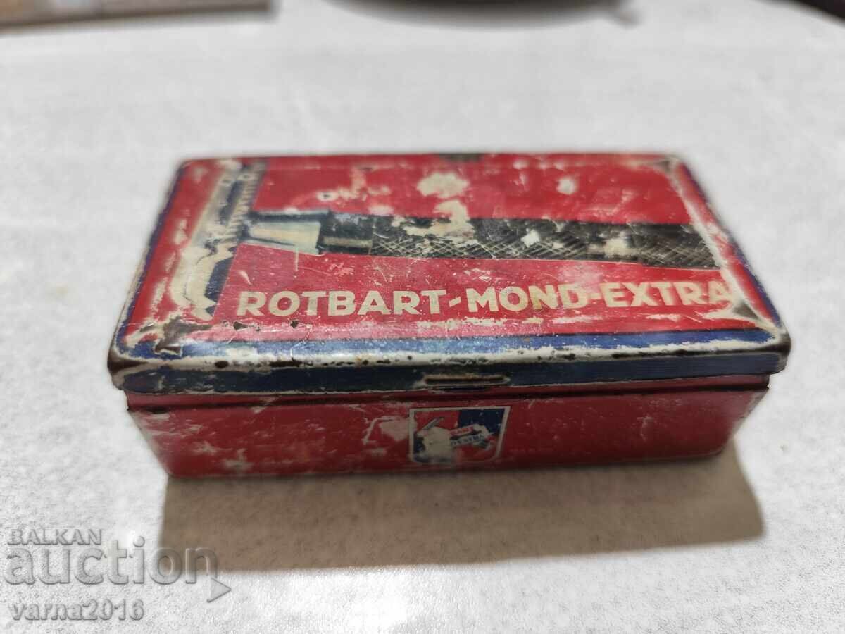 Lot of Two Vintage Razors - 5 Lot of Two Vintage Razors - 5