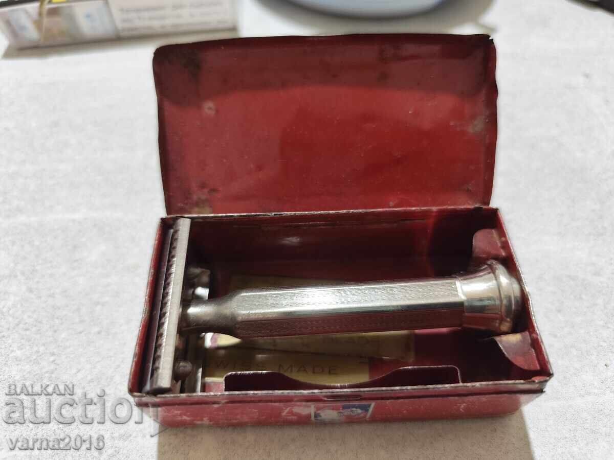 Lot of Two Vintage Razors - 6 Lot of Two Vintage Razors - 6
