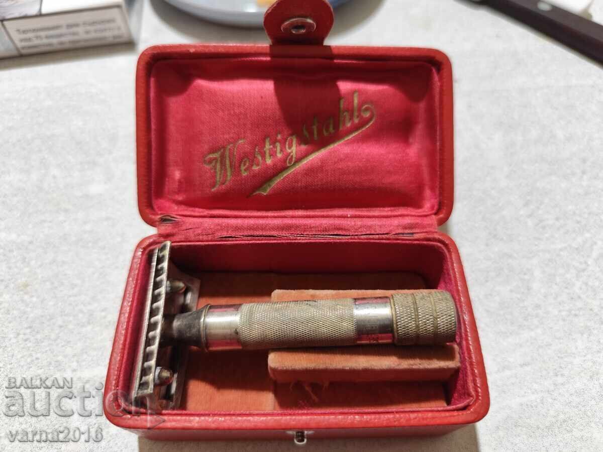 Lot of Two Vintage Razors - 7 Lot of Two Vintage Razors - 7