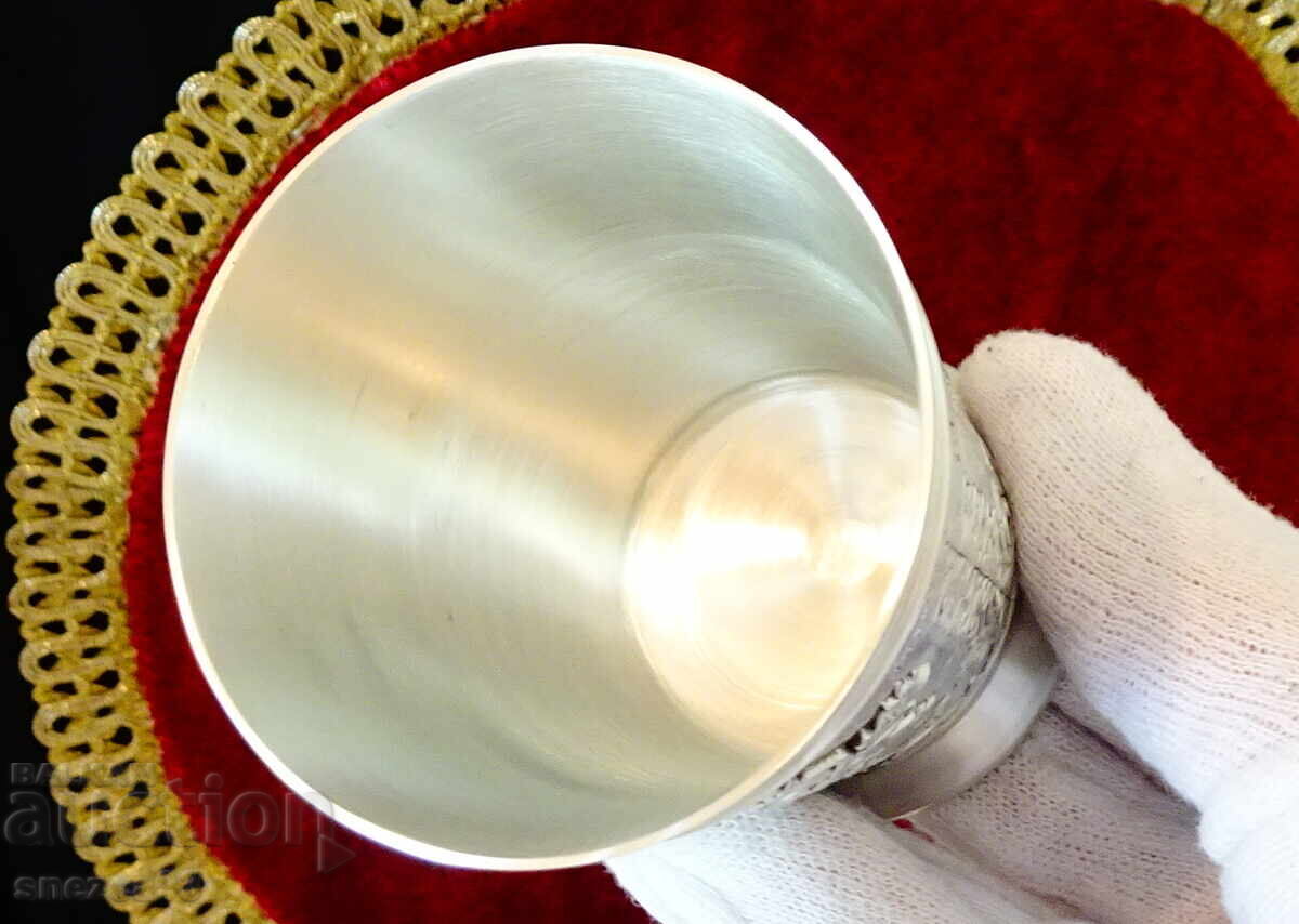 Чаша от калай за вино с пощенски коне. с цена 49.00 лв. | € 25.05 Чаша от калай за вино с пощенски коне. с цена 49.00 лв. | € 25.05