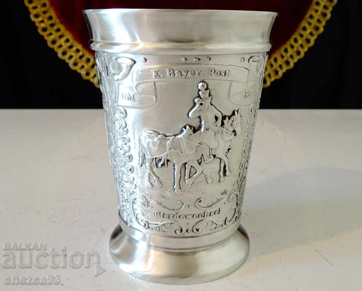 Чаша от калай за вино с пощенски коне. Чаша от калай за вино с пощенски коне.