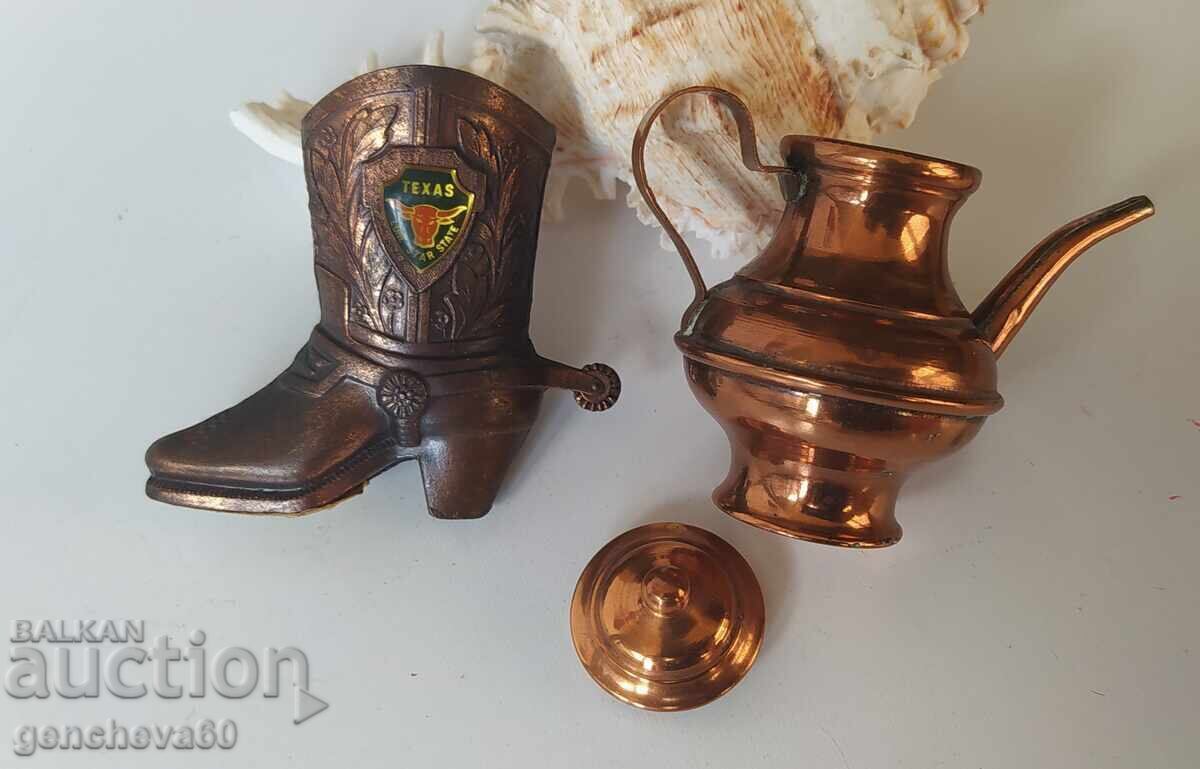Livrarea Miniaturi vintage din cupru, cizme de cowboy și ceainic