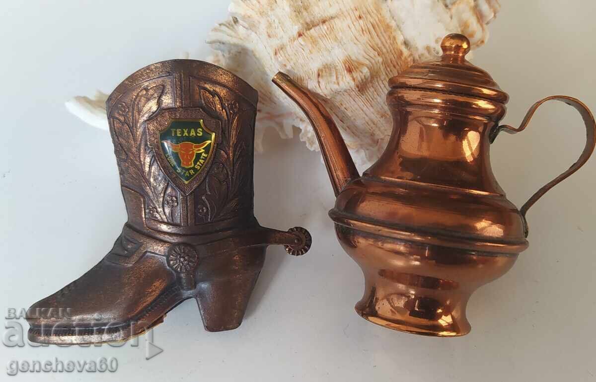Miniaturi vintage din cupru, cizme de cowboy și ceainic