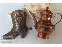 Miniaturi vintage din cupru, cizme de cowboy și ceainic