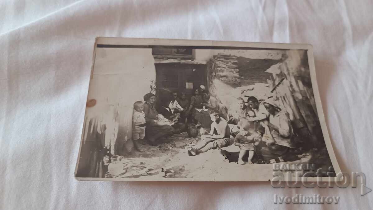 Снимка Две семесйтва пред селска къща Снимка Две семесйтва пред селска къща