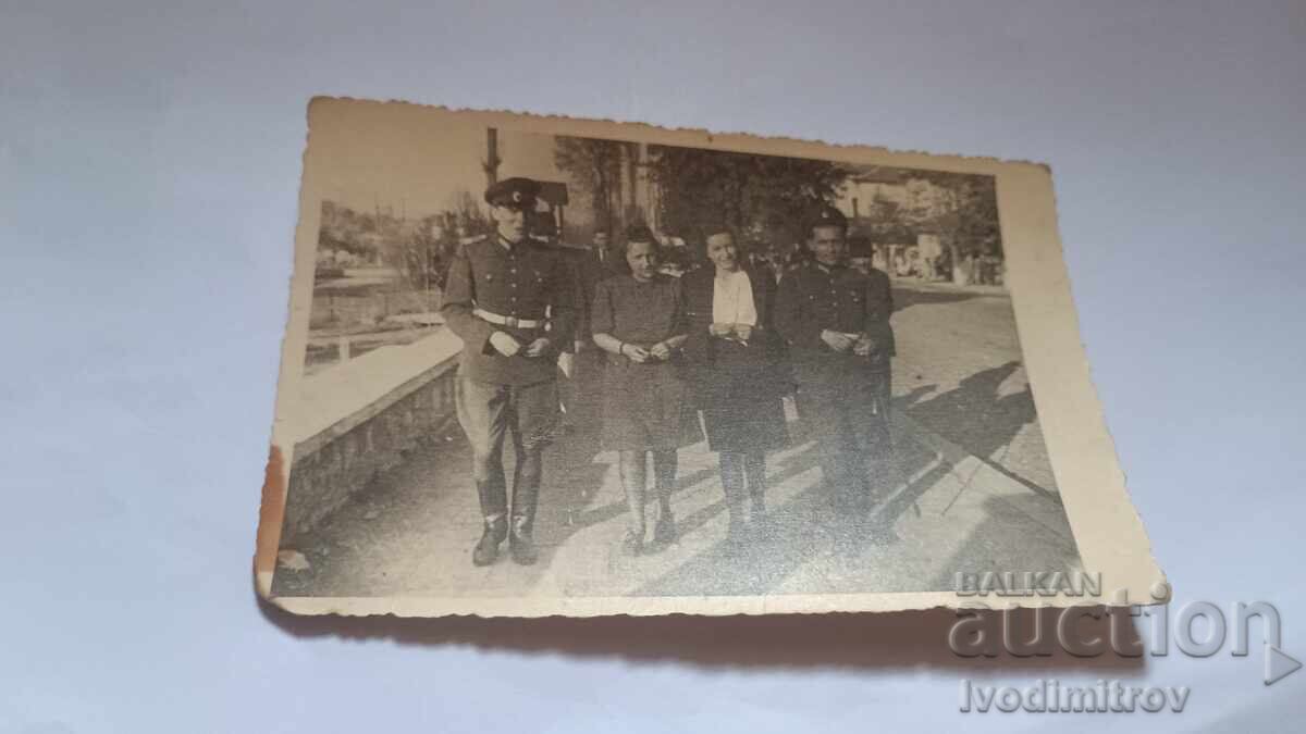 Φωτογραφία Δύο αξιωματικοί και δύο νεαρές γυναίκες σε βόλτα