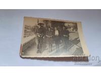 Fotografie Doi ofițeri și două tinere la plimbare