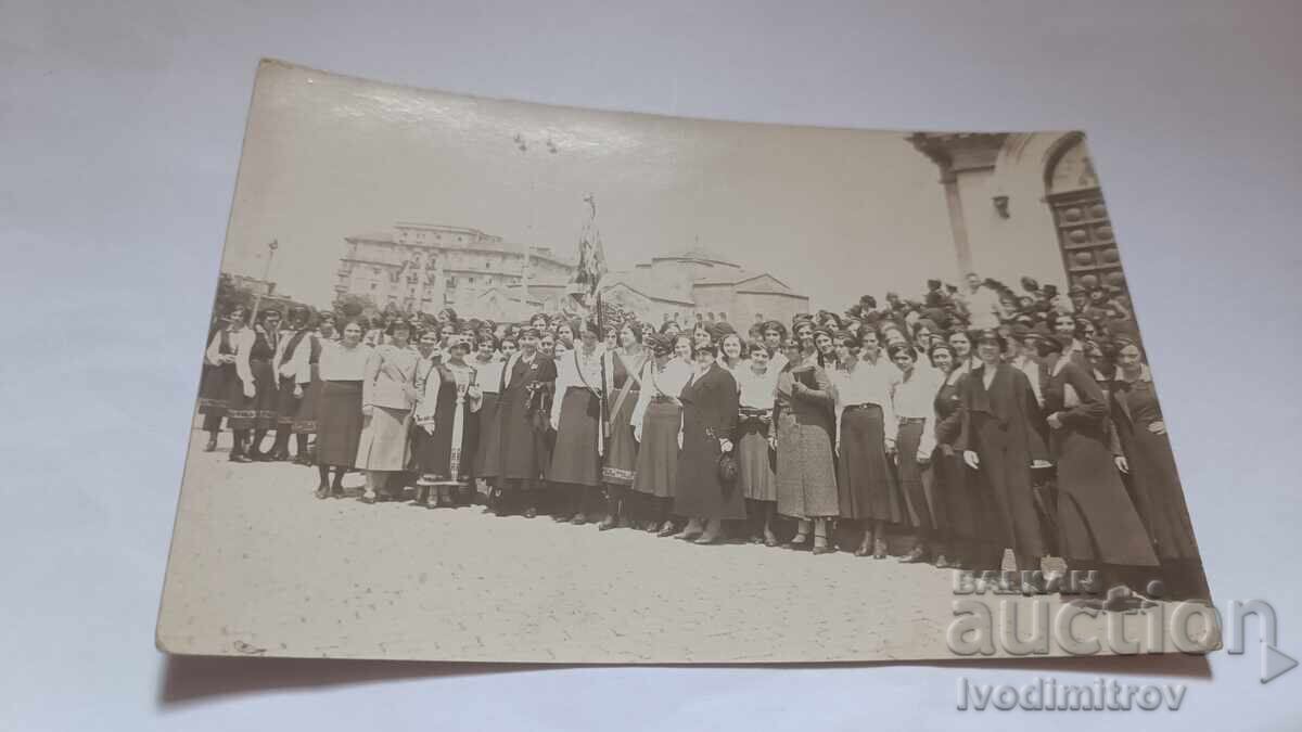 Photo Sofia Women and Girls in front of Alexander Nevsky