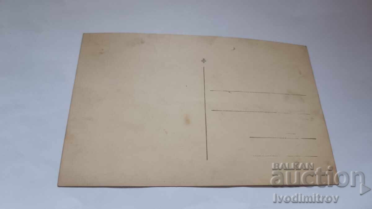 Φωτογραφία Δύο νεαρών κοριτσιών με ομπρέλα στην παραλία με τιμή 3.65 BGN | € 1.87