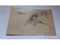 Φωτογραφία Δύο νεαρών κοριτσιών με ομπρέλα στην παραλία